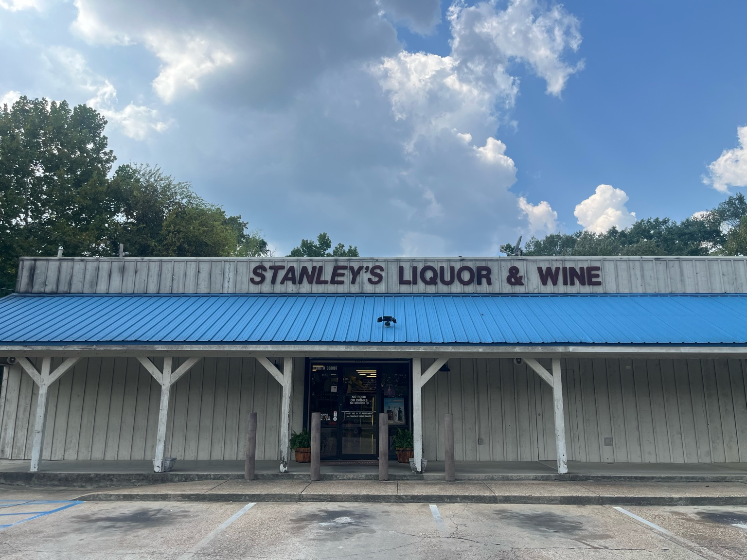 Stanley's Liquor and Wine storefront on South State Street in Jackson